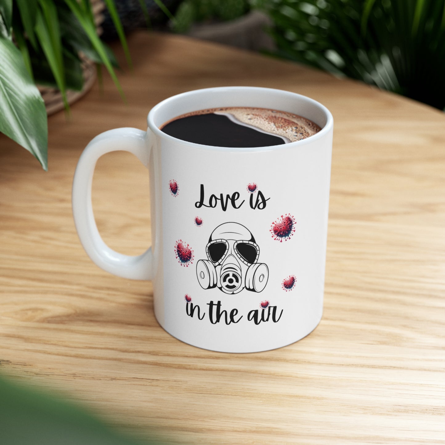 Love Is In The Air - Taza de cerámica de 11 oz con virus cardíaco y máscara de gas