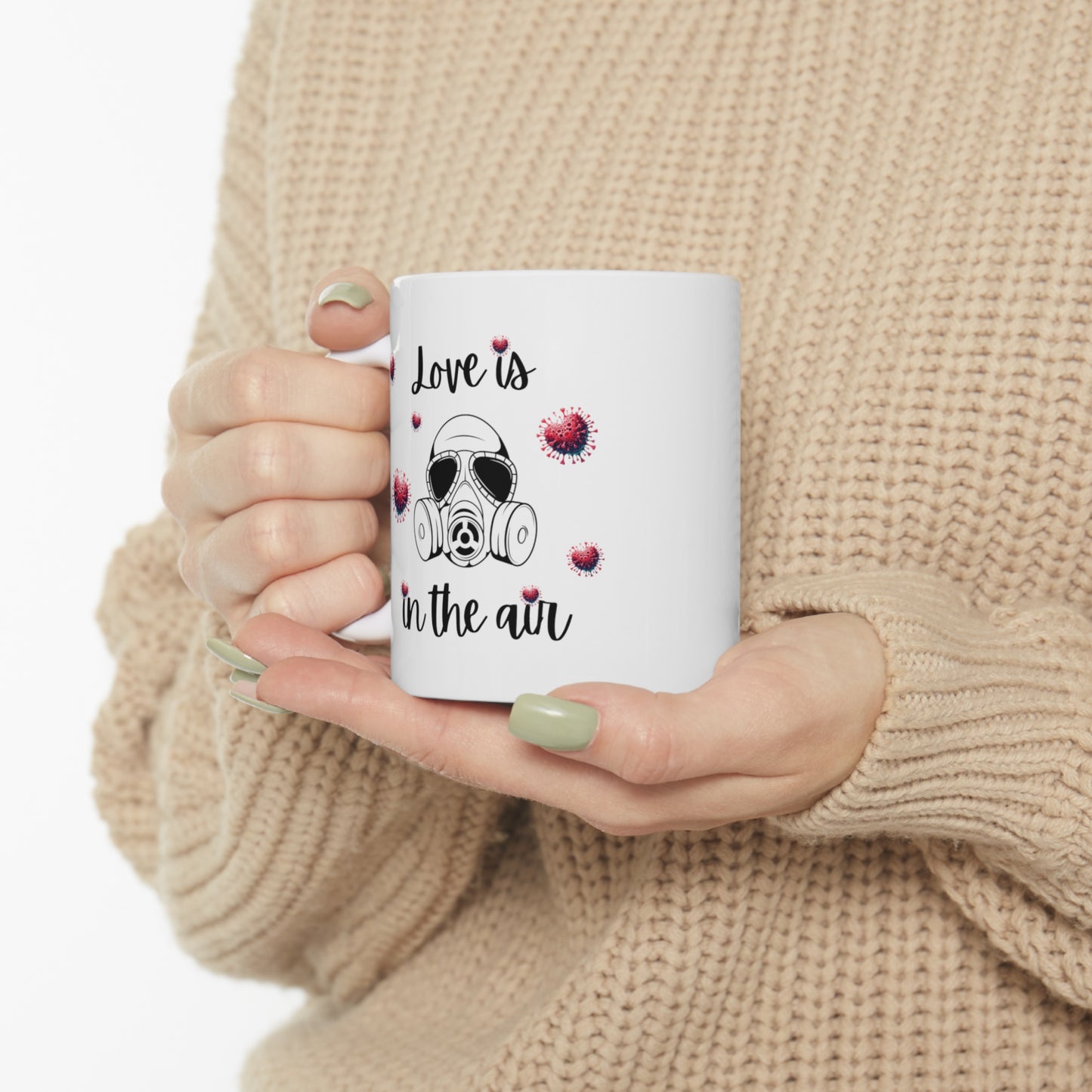 Love Is In The Air - Taza de cerámica de 11 oz con virus cardíaco y máscara de gas